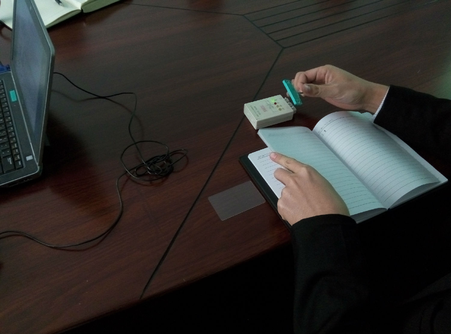 正在用倍加福接近開關(guān)做現(xiàn)場測試 正在用倍加福接近開關(guān)做現(xiàn)場測試