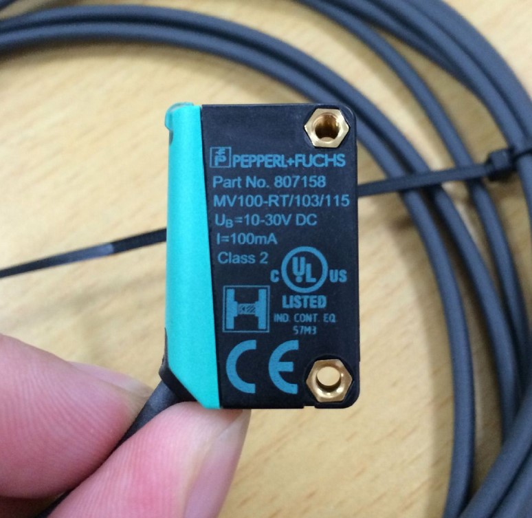 電容器介電介質位置發生變化，導致電容器的容量變化